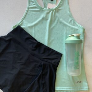 Conjunto musculosa short-pollera y botella de agua